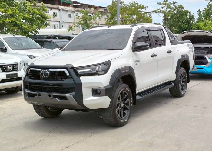 TOYOTA Hilux
