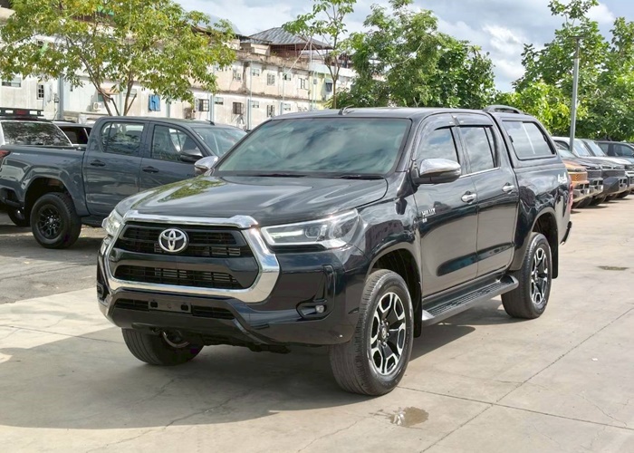 TOYOTA Hilux
