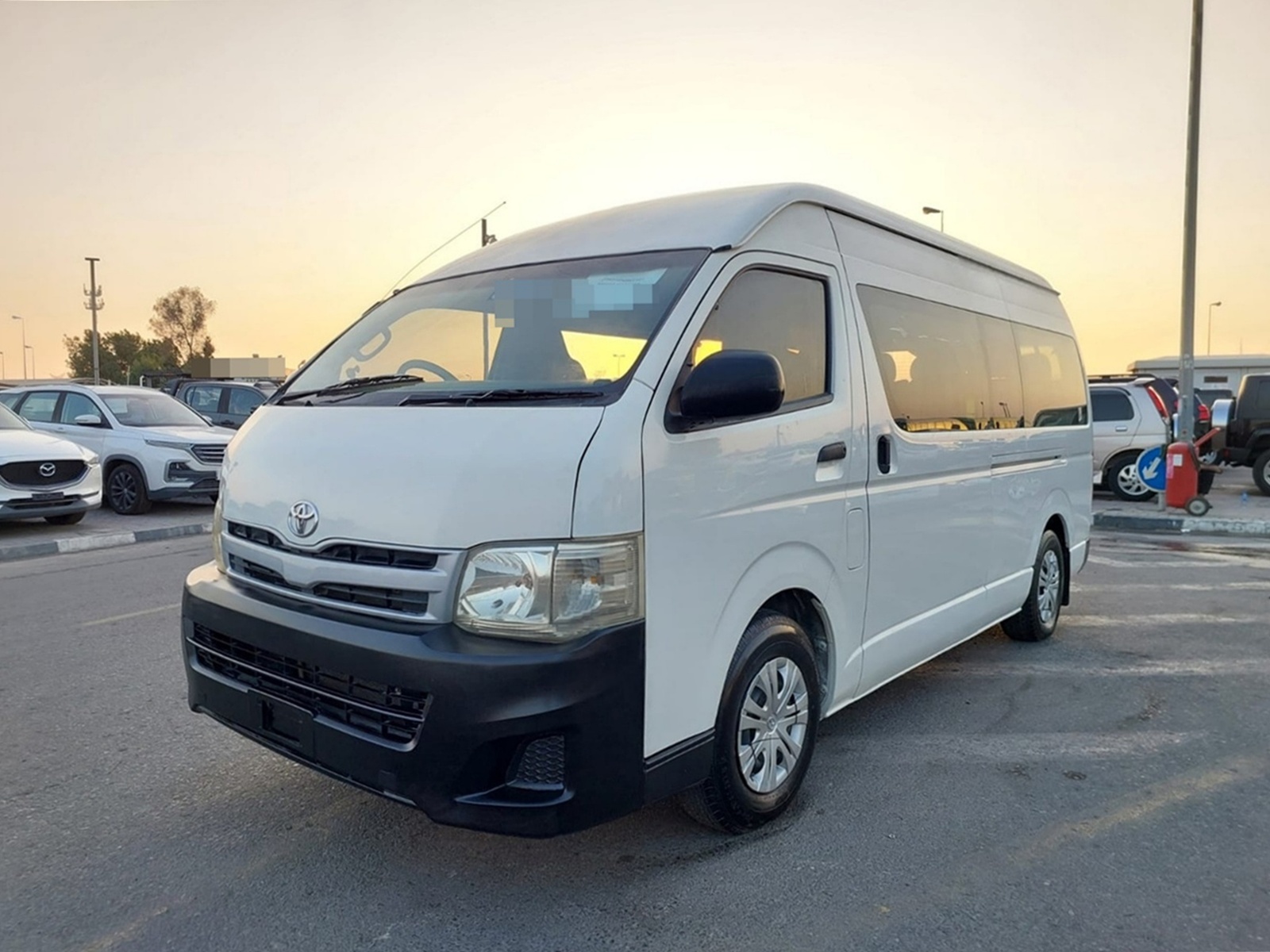 TOYOTA Hiace Commuter