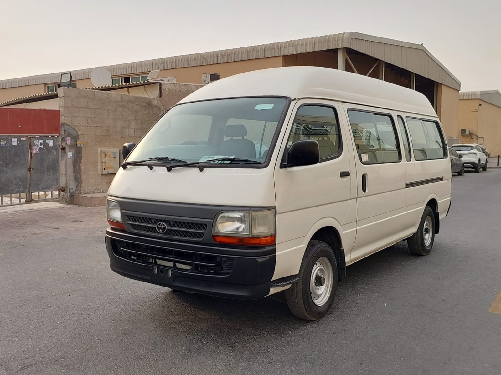 TOYOTA Hiace Commuter