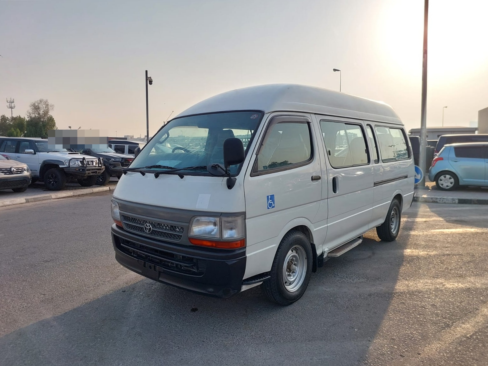 TOYOTA Hiace Commuter