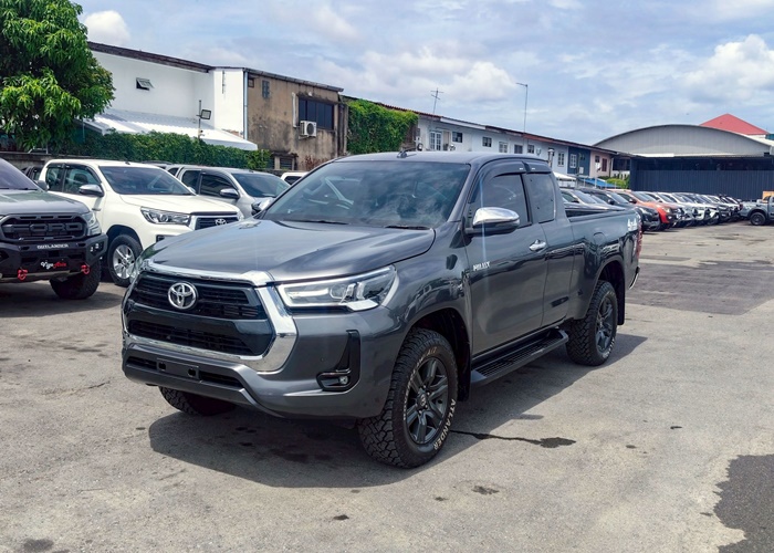 TOYOTA Hilux