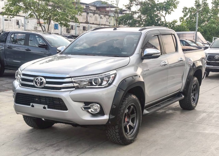 TOYOTA Hilux