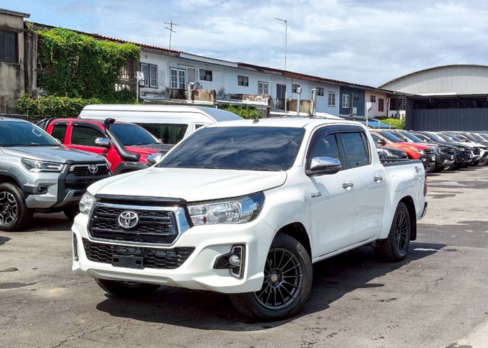 TOYOTA Hilux