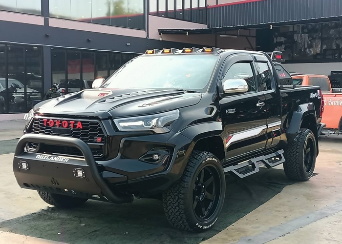 TOYOTA Hilux