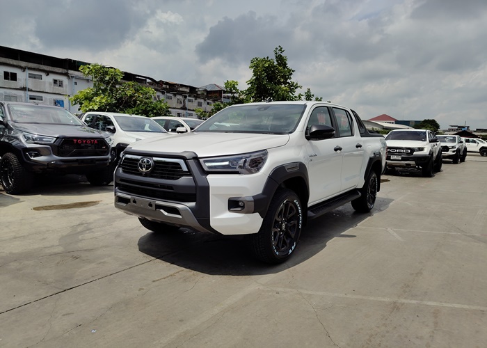 TOYOTA Hilux