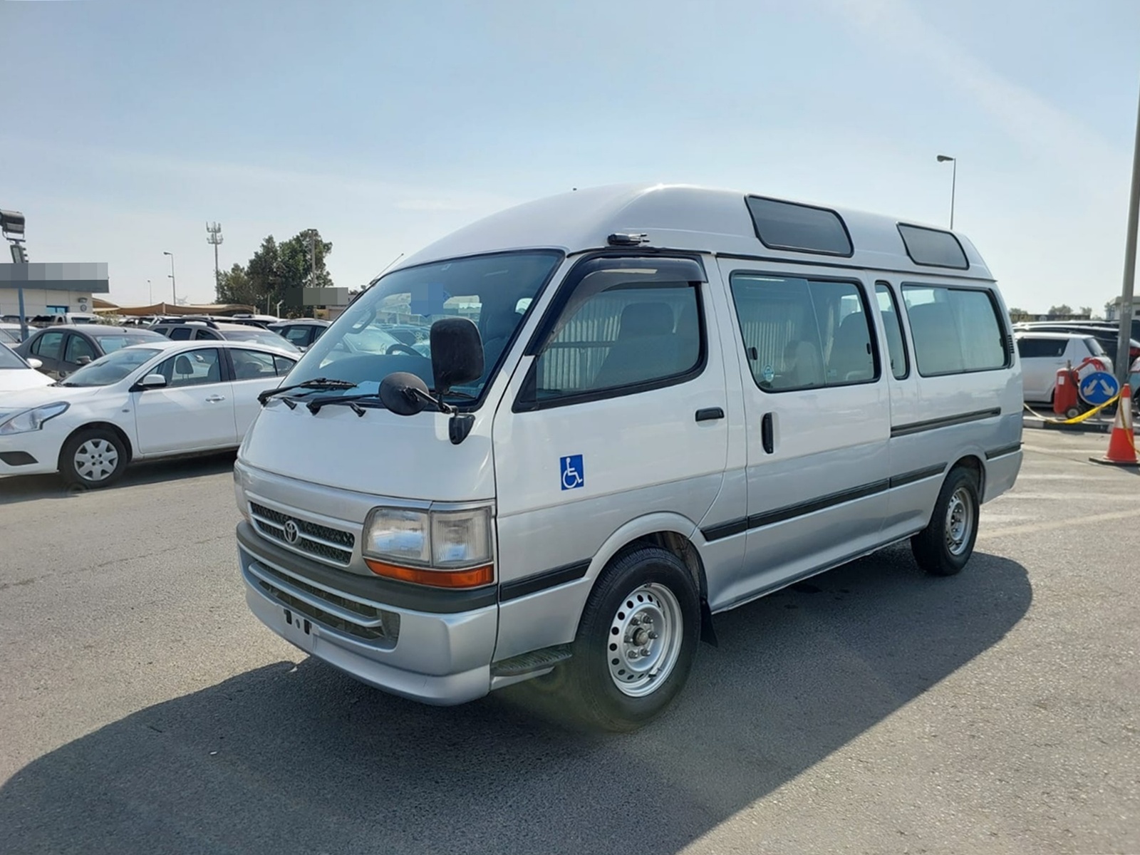 TOYOTA Hiace Commuter