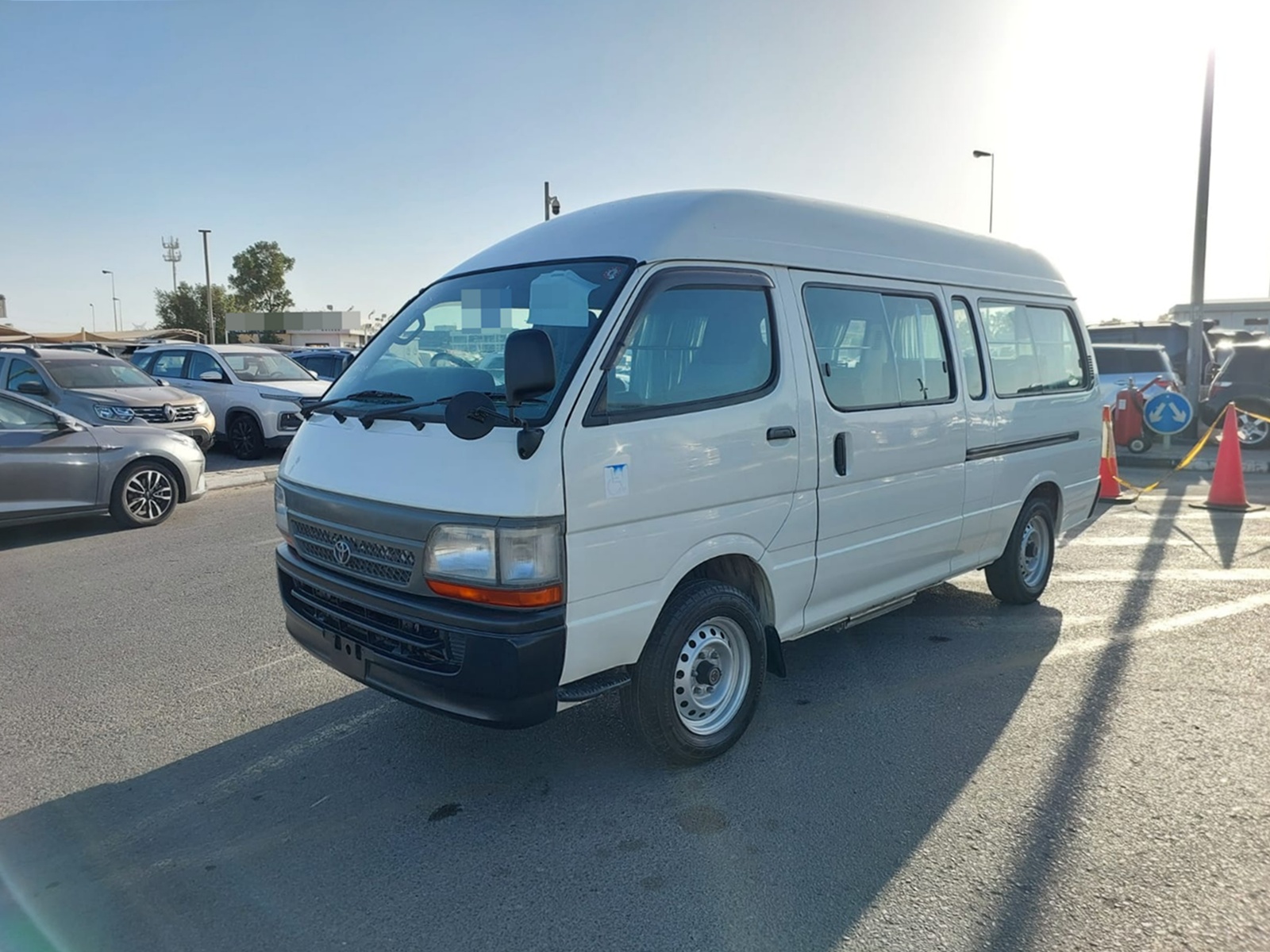 TOYOTA Hiace Commuter