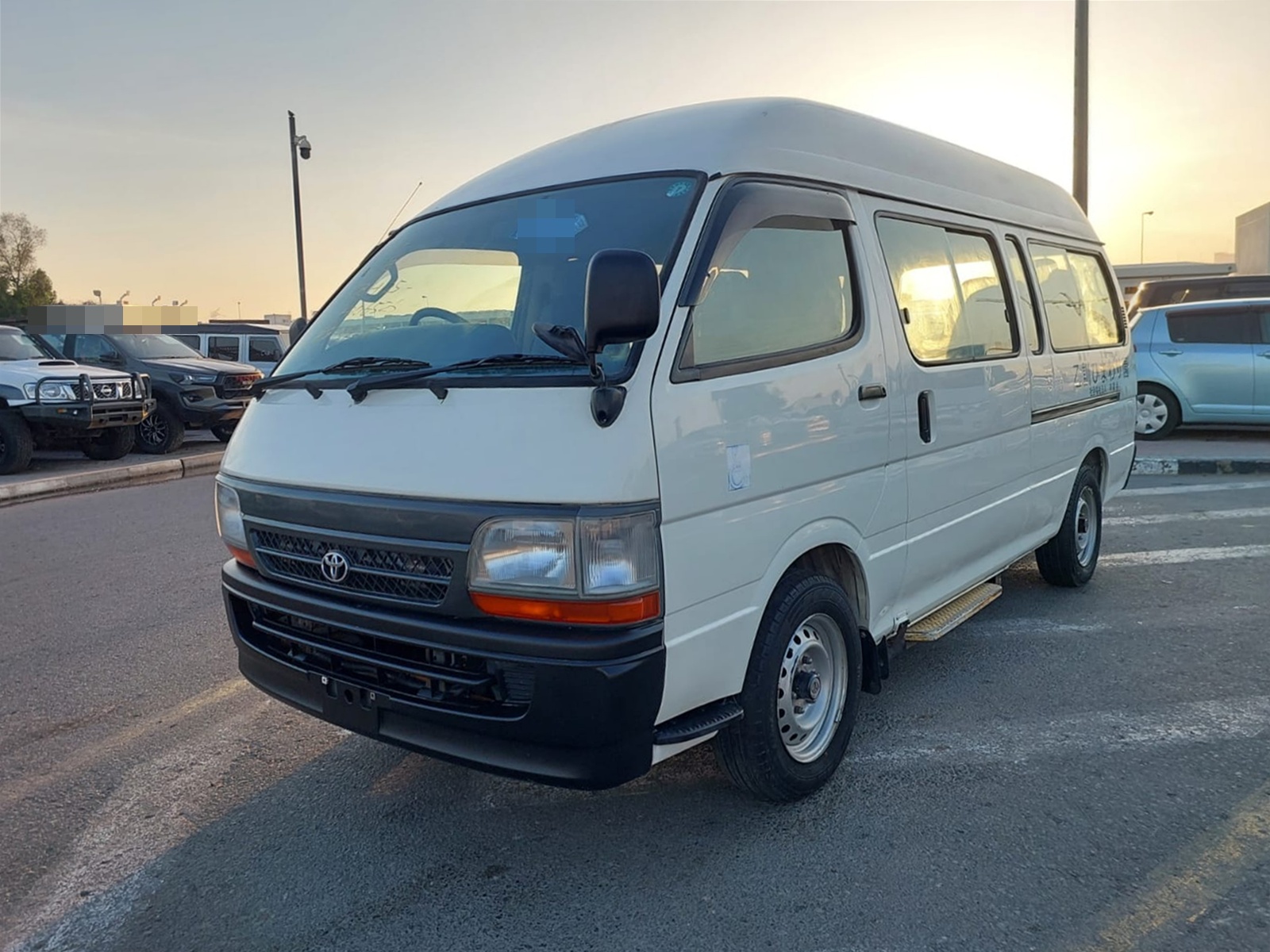 TOYOTA Hiace Commuter