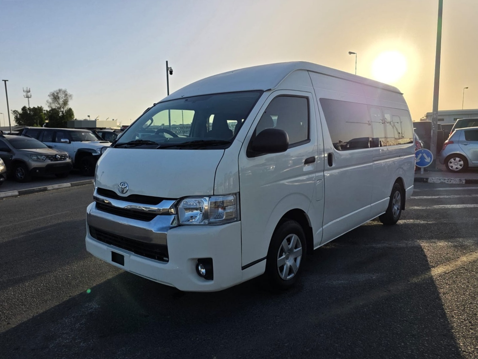 TOYOTA Hiace Commuter
